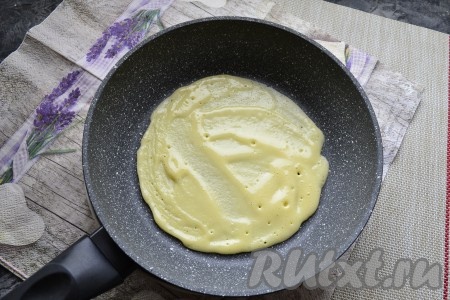 Сковороду (у меня диаметр сковороды 22 см) разогреть, в центр выложить 1,5 столовые ложки теста, быстро его размазать как можно тоньше.
