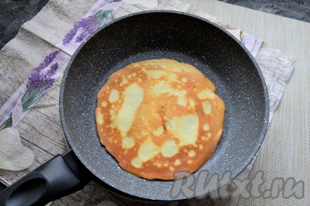 Жарить лепёшку минуты 2-3 с одной стороны на среднем огне, после чего аккуратно перевернуть лопаткой и жарить с другой стороны 1-2 минуты (до румяности). Главное - лепёшки нельзя ни пережарить (будут ломаться и не свернутся), ни "недожарить" (не будут хрустящими).
