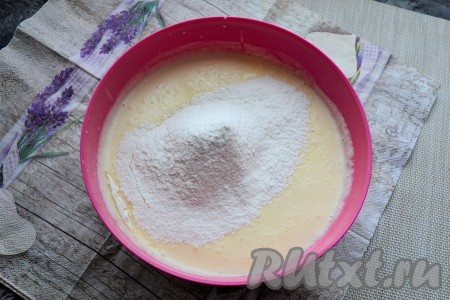 Всыпать просеянную муку.