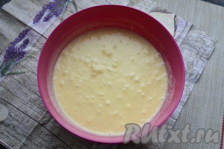 Взбить яично-сахарную смесь миксером до пышной, белой массы, добавить растопленное сливочное масло, влить молоко и ещё раз взбить.
