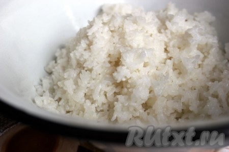 Рис для роллов сварить по правилам - промыть в холодной воде, залить водой в соотношении на 1 часть риса 1,25 части воды, довести до закипания, убавить огонь, закрыть крышкой и не открывать 14 минут, потом снять с огня, можно при желании добавить рисовый уксус, перемешать аккуратно, остудить.