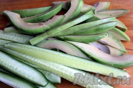 Авокадо очистить и нарезать вдоль на кусочки (так же можно использовать огурец, который тоже нарезать продольно).