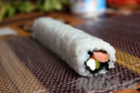 В итоге получится вот такой ролл рисом наружу.