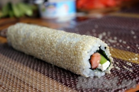 Можно было сразу посыпать циновку кунжутом, но я это сделала уже после сворачивания - посыпала кунжутом и покатала по нему ролл.