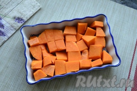 Сложить кубики тыквы в подходящую для СВЧ форму в один слой.
