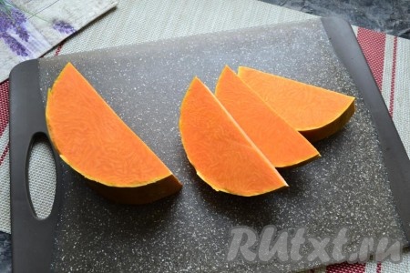 Тыкву нарезать на части.
