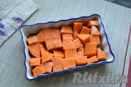 Влить воду и посыпать тыкву сахаром.
