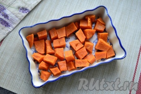 Готовить тыкву с сахаром в микроволновке при мощности 750 Ватт 10 минут, после чего кусочки тыквы перемешать и готовить ещё 3-4 минуты при той же мощности.
