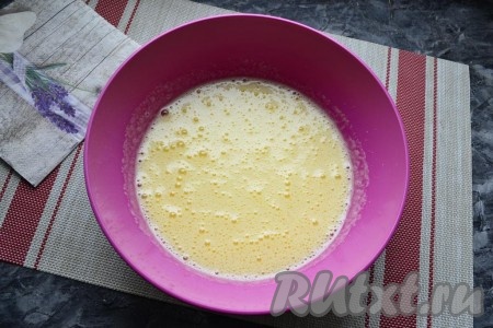 Яйца взбить до пышной пены миксером, после этого, постепенно всыпая сахар и ванильный сахар, продолжать взбивать минут 5. Масса должна получиться светлой, пышной и достаточно плотной.
