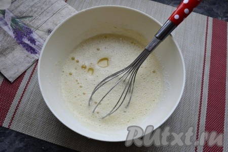 Взбить до однородности, влить растительное масло.
