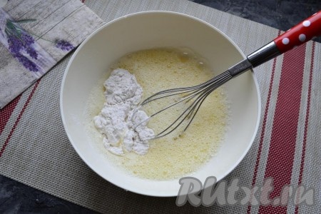 Всыпать рисовую муку.
