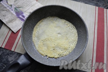 Жарить на среднем огне минуты по 2-3 с каждой стороны. Слишком зажаривать не стоит, так как блинчик подсохнет и будет ломаться. Готовый блин переложить на тарелку, а из оставшегося теста пожарить аналогично все блинчики.
