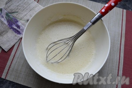 Перемешать венчиком, тесто получится очень жидким.
