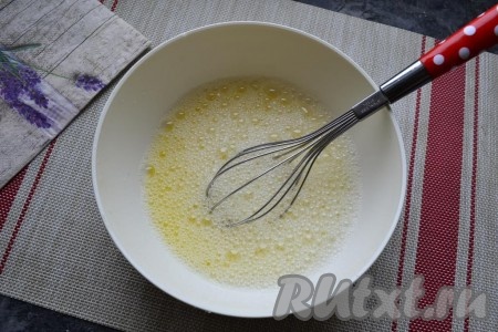 Венчиком тщательно взбить содержимое миски.