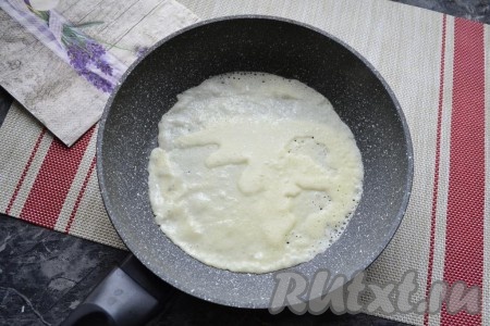 Сковороду разогреть, смазав её маслом для выпечки первого блина. Тесто, перед выпечкой каждого блинчика, следует хорошо перемешивать, так как рисовая мука оседает на дно. В сковороду налить 2-3 столовые ложки теста и распределить его по всему дну сковороды.
