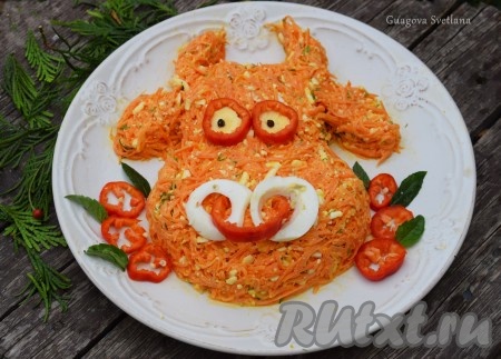 Салат, приготовленный из моркови с добавлением плавленного сыра и чеснока, оформленный в виде мордочки бычка получается красивым, символичным и очень вкусным. Его можно подать и к новогоднему столу, и к обеду или ужину. Уверена, приготовив этот салат, вы точно останетесь довольны его вкусом!
