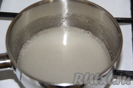 Перемешать массу и поставить сотейник на средний огонь.
