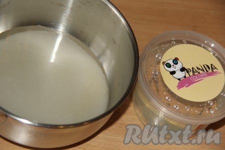 В сотейник влить воду и всыпать сахар. 