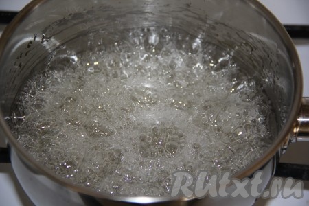 Сироп закипит, мешать его не нужно. Варить сироп 7 минут. Сироп станет прозрачным. Для проверки готовности сиропа, нужно в него обмакнуть чайную ложечку и капнуть сироп на блюдце, если капля хорошо держит форму и не липнет, значит можно снимать с огня.