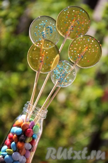 Вот такими прозрачными и очень вкусными получаются леденцы на палочке, приготовленные с добавлением глюкозного сиропа.
