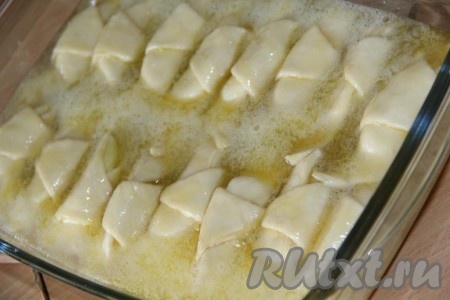 Духовку предварительно разогреть до 200 градусов. Влить в форму спрайт (благодаря тому, что напиток газированный, смесь, которой залиты слойки, "зашипит").
