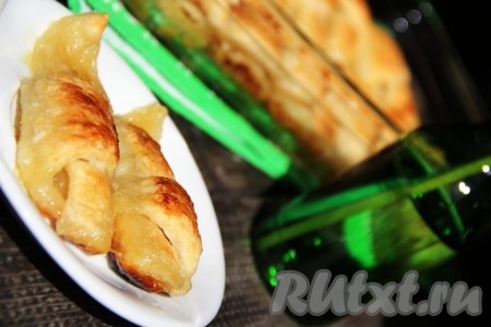 Слойки с яблоками, запечённые в смеси масла, сахара и спрайта, снизу получаются нежнейшими, а на поверхности образуется аппетитнейшая корочка. Подавать эту наивкуснейшую выпечку нужно в тёплом виде, хотя и остывшая она очень хороша.
