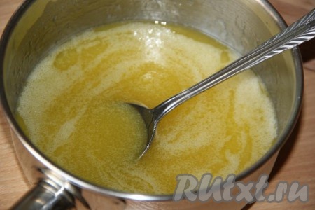 Оставить смесь масла и сахара минут на 5 (до полного растворения сахара).
