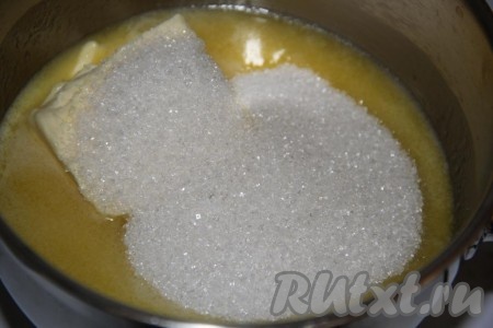В сотейнике на среднем огне растопить сливочное масло, снять с огня, добавить сахар, перемешать.
