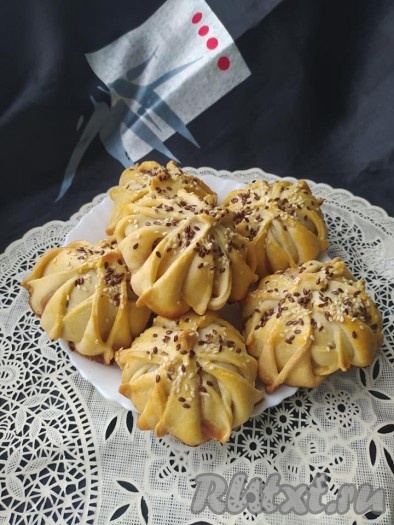 Вот такие слоёные пирожки с мясом из быстрого слоёного теста у нас получились. 
