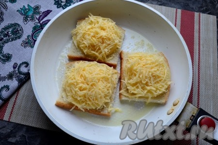 Разогреть сковороду со сливочным маслом и разместить в ней бутерброды начинкой вверх.
