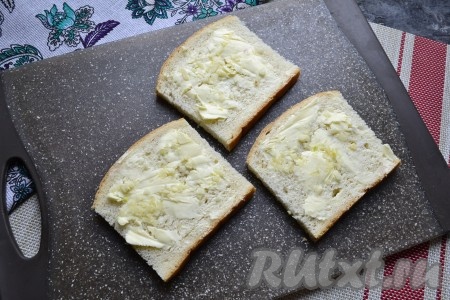 Чеснок измельчить и посыпать им хлеб с маслом.
