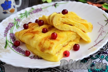 Накрыть сковороду крышкой и на минимальном огне готовить сладкий омлет 3-5 минут (до тех пор, пока верх омлета не станет пышным и сухим). После этого крышку снять, омлет опадёт, но его нужно сложить в 3-4 слоя и выложить на тарелку. Замечательный&nbsp; омлет, замешанный с добавлением молока, украсить ягодами, дополнить, по желанию, любым сиропом или сладким соусом и сразу подать к столу.