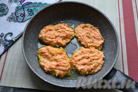 Сковороду разогреть с растительным маслом. Выкладывать массу в сковороду столовой ложкой, придавая форму оладий.
