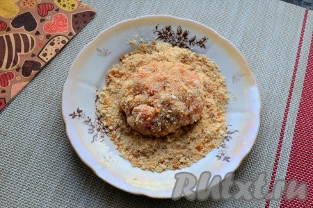 Фарш тщательно, но аккуратно перемешать, чтобы слишком не давить кусочки помидора. Сформировать котлеты, а затем обвалять их со всех сторон в оставшихся сухарях.
