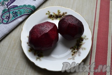 Свеклу очистить, помыть и обсушить.