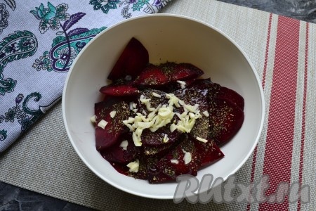 Очищенные зубчики чеснока мелко нарезать и добавить их к свекле, посолить по вкусу, перемешать.

