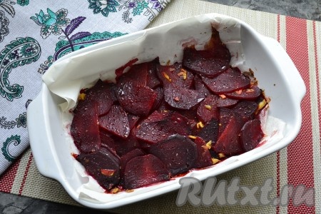 Накрыть форму фольгой и отправить в разогретую до 180 градусов духовку на 45-50 минут. За это время свекла должна быть готова, т.е. при прокалывании её вилкой она входит в свеклу без усилия.
