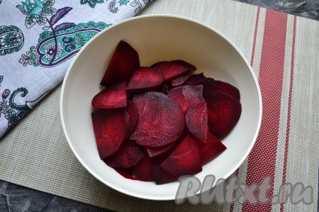 Острым ножом нарезать свеклу довольно тонкими кружочками (или полукружками).