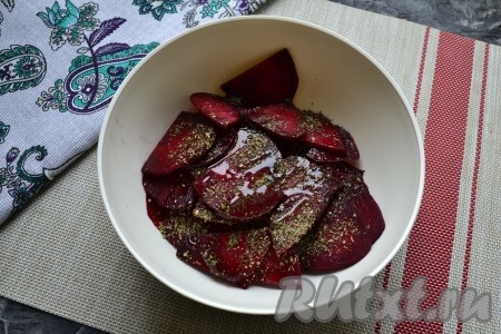 Полить свеклу оливковым (или другим растительным) маслом, посыпать хмели-сунели (если любите, можно заменить на итальянские травы).