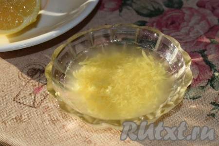 Натрём имбирь на мелкой тёрке и выдавим из лимона 4 столовые ложки сока.
