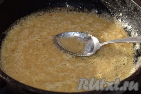 Когда карамель начнёт густеть и приобретать светло-жёлтый цвет, совсем немного увеличиваем огонь и варим леденцы ещё 20 секунд.
