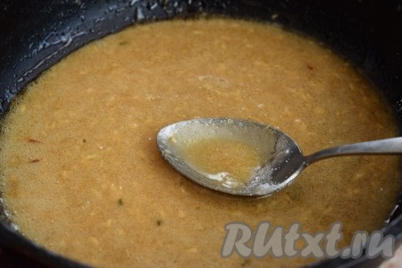 Вот так будет выглядеть немного остывшая карамель.
