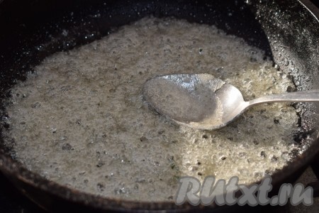 Увариваем карамель на медленном огне ещё 2 минуты, пока пузырьки не покроют всю карамель.
