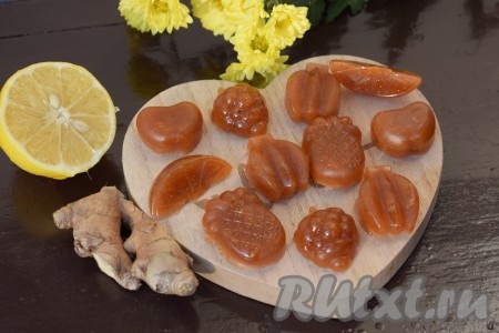 Охлаждаем леденцы от кашля в холодильнике или при комнатной температуре около 30 минут. Готовые леденцы вынимаем из формочек. Хранить их можно в холодильнике или при комнатной температуре, пересыпав леденцы сахарной пудрой или крахмалом.
