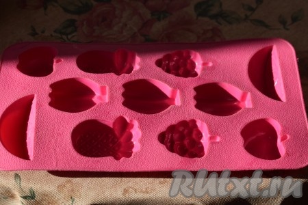 Смажем силиконовую форму для конфет растительным маслом, так наши леденцы не прилипнут и легко выйдут из формы после застывания.