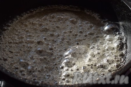 На медленном огне растапливаем сахар с настоем, превращая в карамель. Карамель периодически помешиваем ложкой. Томим карамель на медленном огне, примерно, 4 минуты.