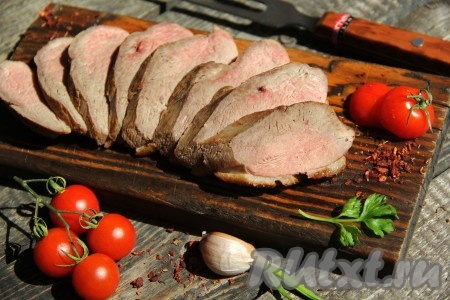 Готовое нежное, сочное филе утки с кожей достать из духовки, дать мясу "отдохнуть" минут 10, а затем нарезать на кусочки и подать к столу. Это очень вкусно!
