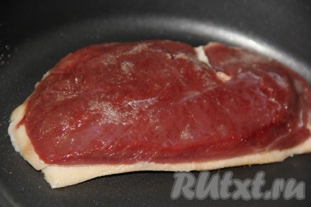 Сковороду хорошо разогреть, масло для жарки не используем, его достаточно в самой утке. Выложить филе утки на горячую сковороду кожей вниз.
