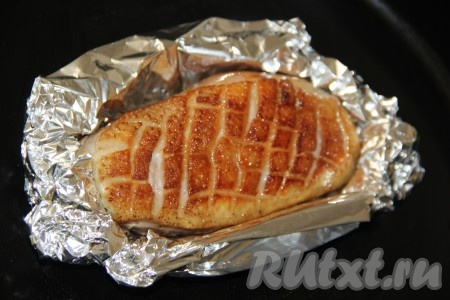 Пока мясо жарится, разогреть духовку до 200 градусов. Выложить горячее филе утки на кусок фольги, сформировать бортик из фольги и отправить в духовку на 10 минут.