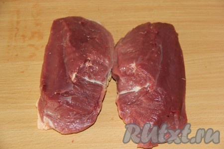 С филе утиной грудки срезать плёночку, кожу не срезаем.
